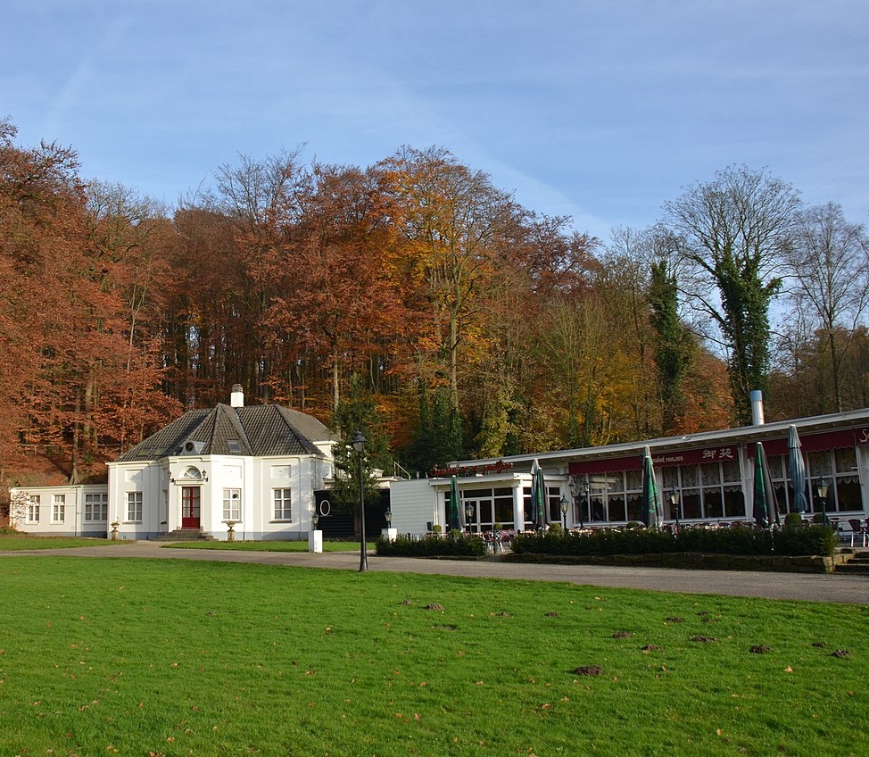 1280px-Restaurant_Paviljoen_Sonsbeek_Arnhem_in_autumn_forest_glory_-_panoramio