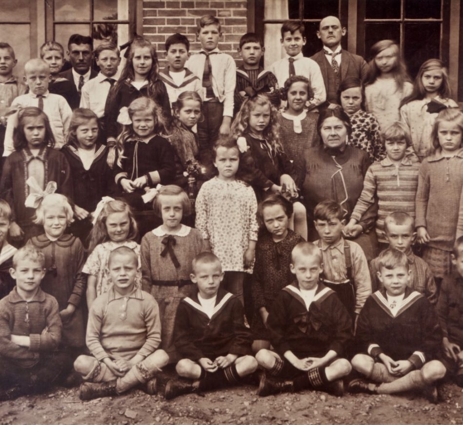 1931 - Schoolfoto met Wierenga, Meijer en Tillema kopie