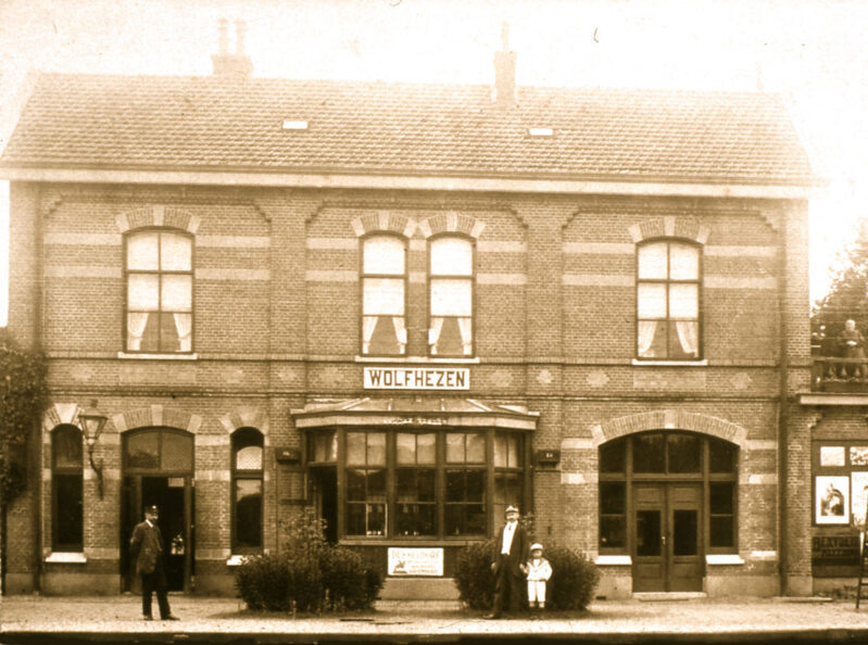 1919 – Station met Ritman en zoon, V.d. Hengel en Opoe van Oerle kopie
