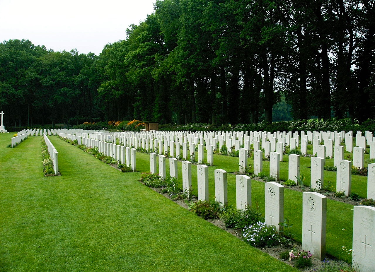1280px-Airborne_War_Cemetery 2